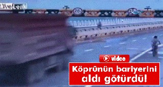 Kamyon köprünün bariyerine böyle çarptı