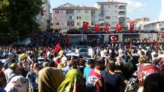 KAVAK ŞEHİDİNE AĞLADI