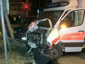 Kaza yerine giden ambulans kaza yaptı