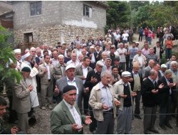 ELLER YAĞMUR DUASI İÇİN AÇILDI
