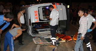 Ambulans kaza yaptı 5 yaralı
