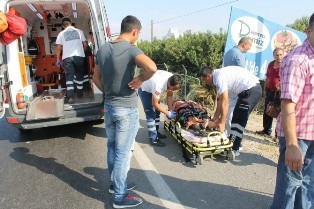 Takla Atan Araç Şeftali Bahçesine Uçtu: 3 Yaralı