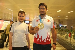 Güreş Milli Takımı Yurda Döndü