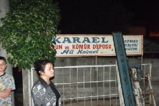 ODUN KAMYONUNDAN DEVRİLEN ÇITALARIN ALTINDA KALDI