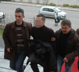 ADLİYEDE BIÇAKLI KAVGA: 1 YARALI