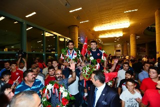 Dünya Şampiyonu Akgül’e Coşkulu Karşılama