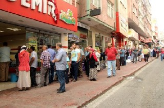 Kasaplar Önünde Kıyma Çektirme Kuyruğu