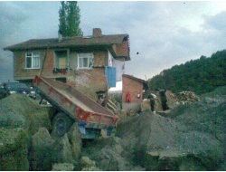 2 KATLI BİNA HEYELAN NEDENİYLE KULLANILAMAZ HALE GELDİ