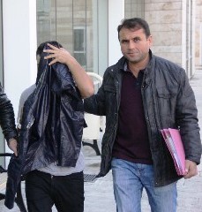 4 Mağazadan Giyim Eşyası Çalan Genç Yakalandı