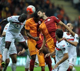 Galatasay geriden geldi