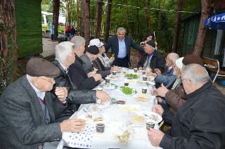 ORGANİK PAZAR DA YAŞLILARA SABAH KAHVALTISI JESTİ