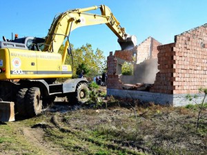 Kaçak binaların yıkımı devam ediyor