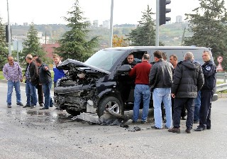 Minibüs Kamyonetle Çarpıştı: 4 Yaralı