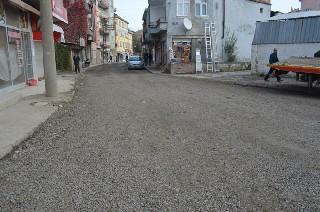 Gazipaşa Mahallesi`nde yol çalışması başladı