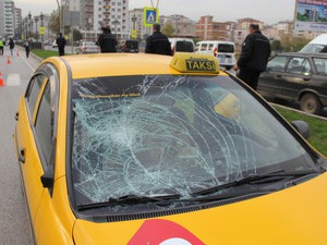 Camiye giderken araba çarptı