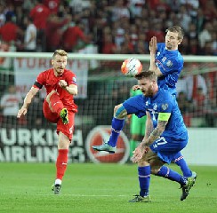 Serdar Aziz Arsenal'in takibinde