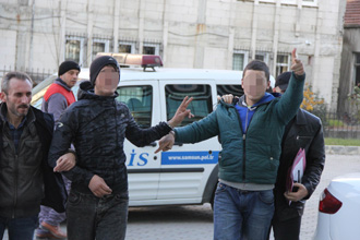 Silahlı saldırgan gazetecilere poz verdi
