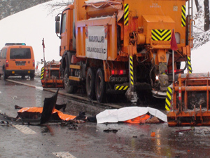 Kar temizleme çalışanlarına araç çarptı : 3 ölü