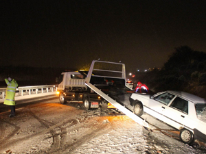 Buzlu yolda kaza : 4 kaza