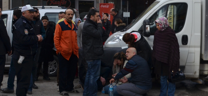 Bafra'da geri geri gelen araç anne ve çocuğuna çarptı