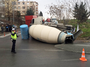 Beton mikser devrildi