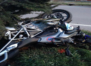Motosikletli polis kazada yaralandı