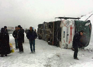 Otobüs devrildi: 25 yaralı