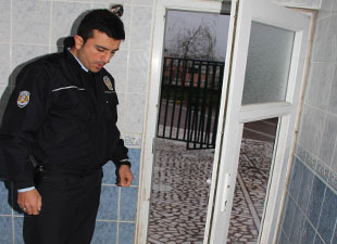 Cami tuvaletin kapısını kırdı