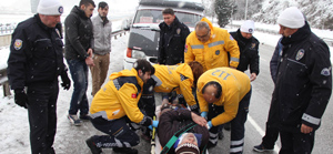 Buzdan kayan araç Polise çarpttı