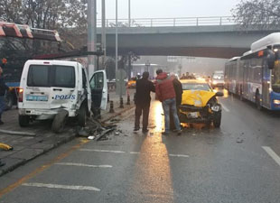 Polis aracı kaza yaptı