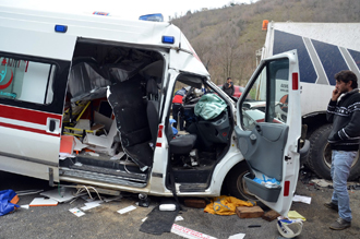 AMBULANS YOL SÜPÜRME ARACINA ÇARPTI: 1 ÖLÜ, 3 YARALI