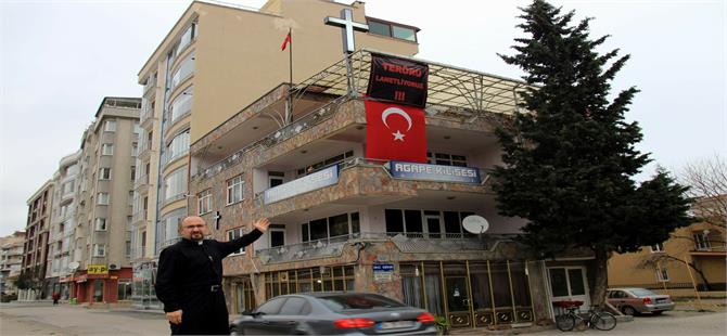 SAMSUN'DA KİLİSE PASTÖRÜ, TERÖRÜ TÜRK BAYRAĞI VE PANKARTLA LANETLEDİ