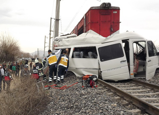 Yük treni öğrenci servisine çarptı