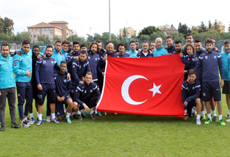 Adana Demirspor antremanında Türk bayrağı açıldı