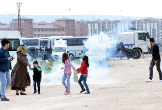 Nevruz kutlayan grup polise saldırdı