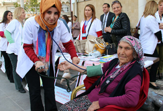 Tansiyon ölçtürene battaniye hediye