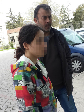 Polis aracını tekmeleyen kadın tutuklandı