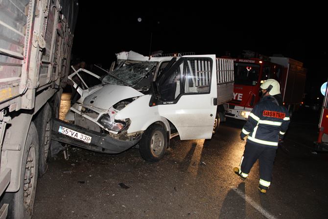 KAMYONET PARK HALİNDEKİ TIR'A ÇARPTI: 8 YARALI