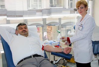 İl il dolaşıp kan bağışında bulunuyor