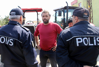 Traktörlerle valiliğe giden köylüye polis engeli