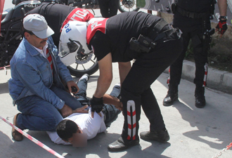 Polisi görüp kaçınca yakalandı