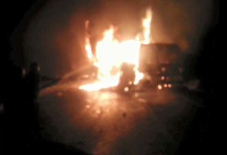 İdil'de yol kesen teröristler 3 tırı ateşe verdi
