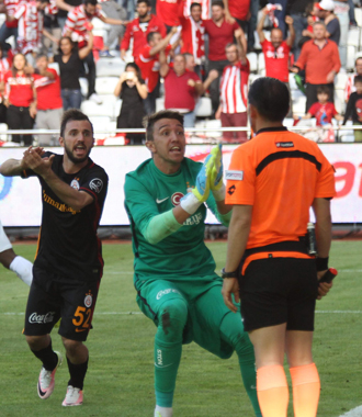 MUSLERA İSYAN ETTİ