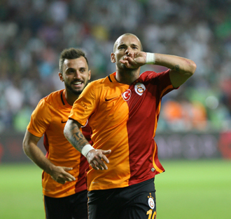 WESLEY SNEIJDER 500. MAÇINA ÇIKIYOR