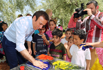 Genç kimsesiz çocukları sevindirdi