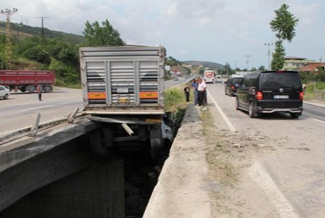 Tır Köprüde Asılı Kaldı 1:Yaralı