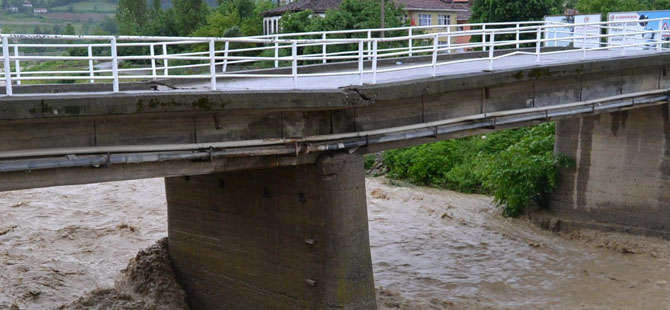 Alaçam'da köprü yıkılmak üzere