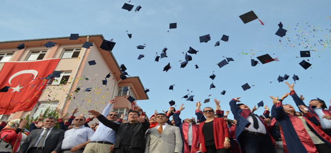 Fen Lisesi 3. dönem öğrencilerini mezun etti