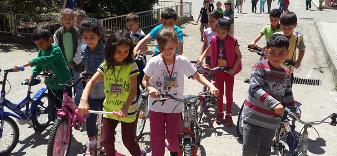 Eğleniyorum,Trafik kurallarını öğreniyorum
