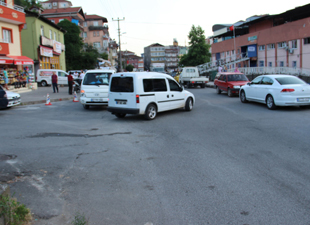 Tartıştığı polisi metrelerce sürükledi